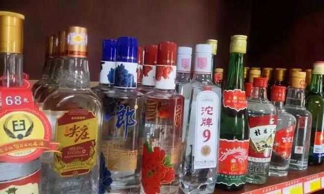 男子购白酒发现空瓶，厂家回应揭秘真相