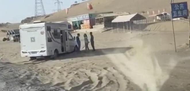 甘肃敦煌公厕乱象揭示，资源策略待改进，游客权益需保障