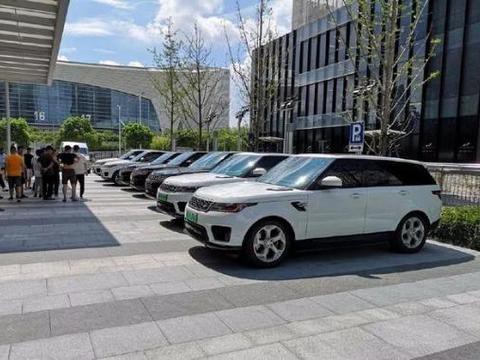 9.9万买到报废车 车主用牛拉车维权,车主维权，牛拉报废车背后的故事