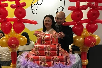 95后夫妻花千元在麦当劳办婚礼,95后夫妻在麦当劳举办千元婚礼，掀起热议