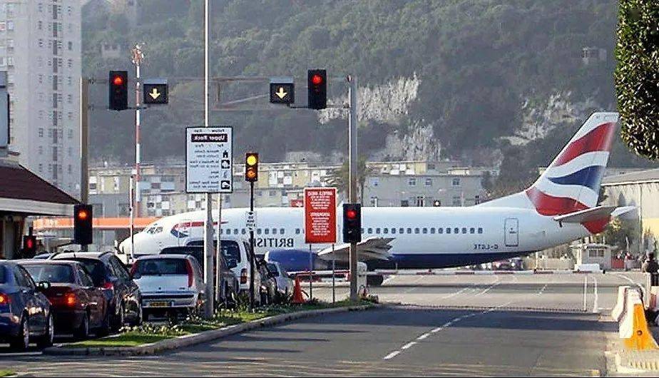 尼日利亚酋长在广州机场发钱 1人100,一、事件背景