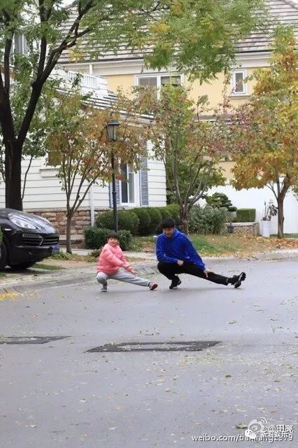 老太用公园座椅晨练摔骨折索赔18万,公园座椅晨练引发争议，老太摔骨折索赔十八万