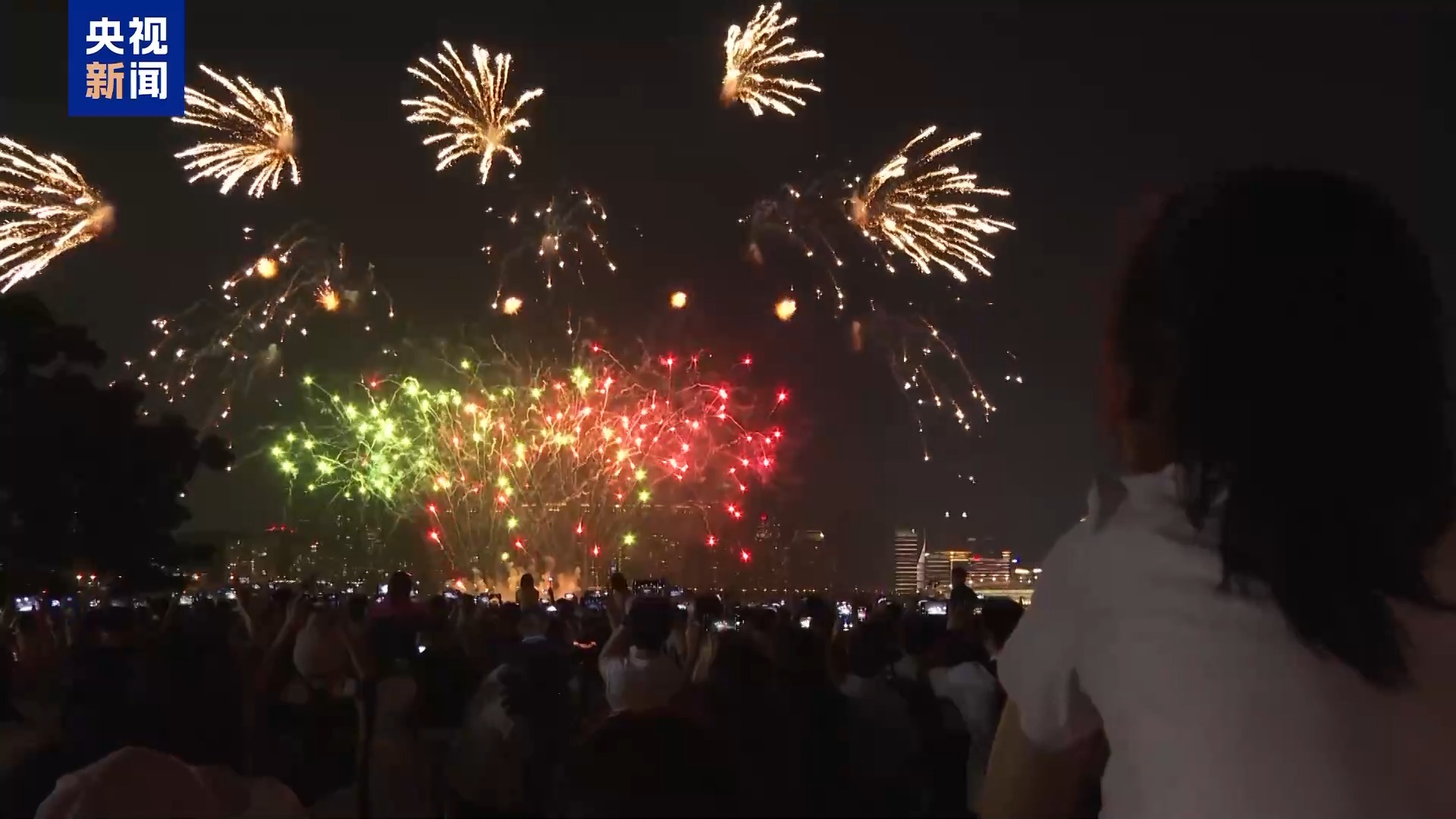 烟火表演最新报道，记录2月25日的璀璨瞬间
