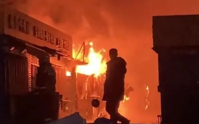 山东某高校突发火灾致多名学生受伤送医救治