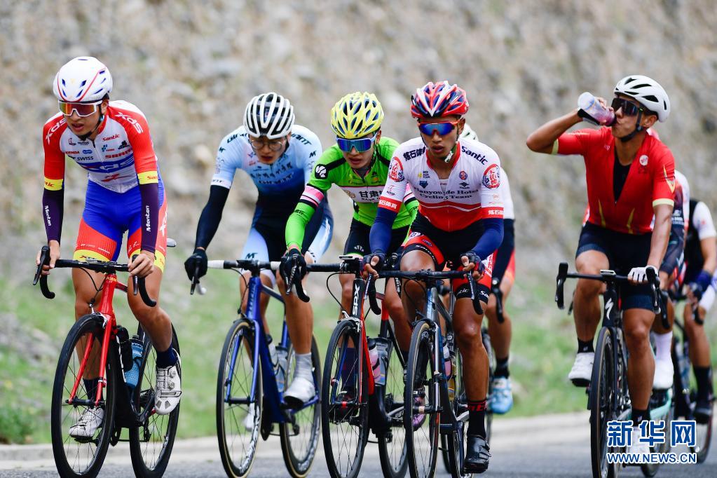 自行车赛选手突发尴尬事件，骑行中脱裤遭拘留