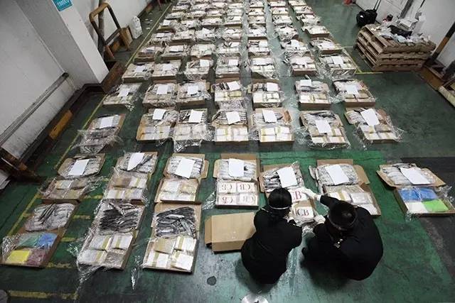 海关查获大量涉嫌走私的废旧床垫，发现带血物品达二十三件