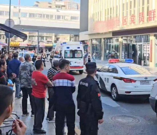 男子持刀伤害社区女书记后自杀事件始末