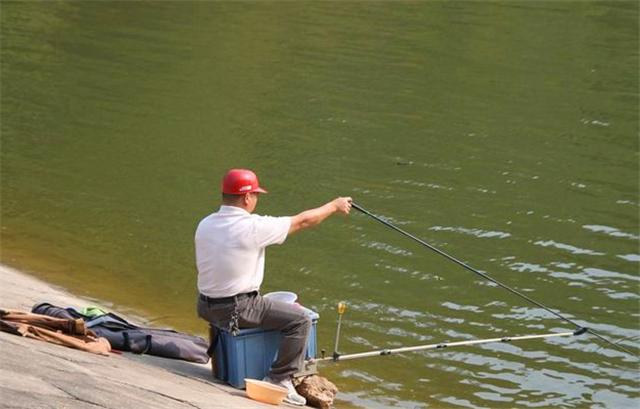 男子宅家无人机垂钓记，神秘鱼获与小店的奇遇之旅