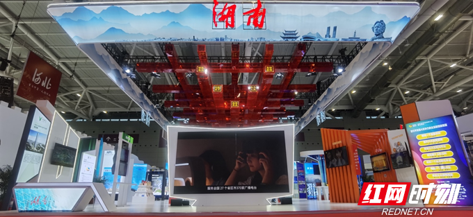 科技盛宴，最新招聘会高科技产品惊艳亮相，重塑未来职场体验