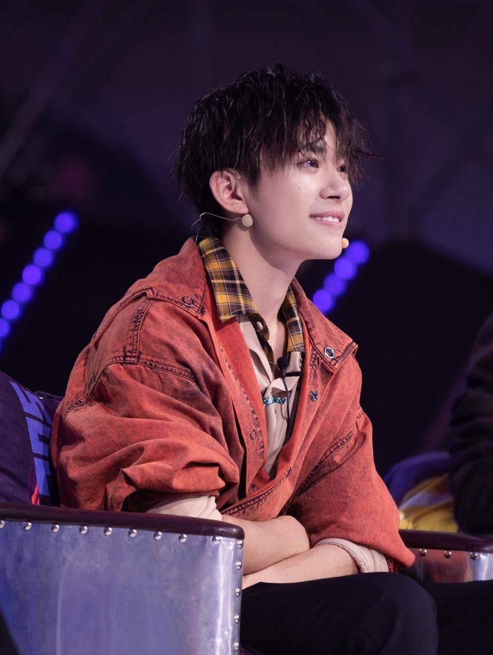 揭秘易烊千玺推荐的隐藏小巷特色小店，独特环境探索之旅！