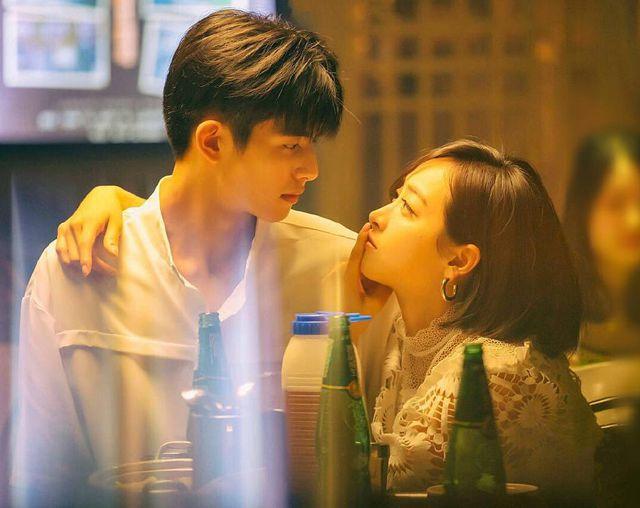 宅家夜电视剧奇妙之旅，与好友共度的温馨时光