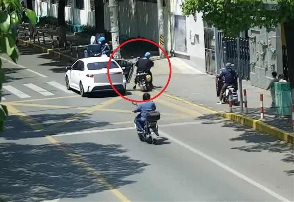 摩托司机等红绿灯被撞身亡事件，安全警钟长鸣的深刻反思