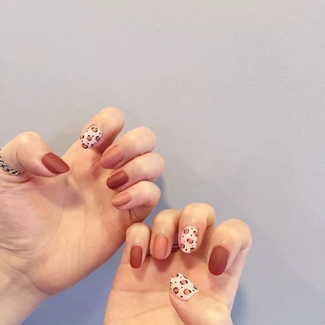 『启程探索自然美景之旅，最新美甲艺术展现心灵之美』