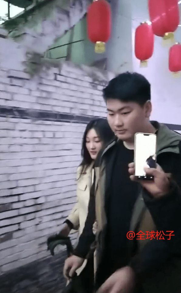 科技神器助力男子坐拥五妻？揭秘现代生活下的奇特爱情故事！