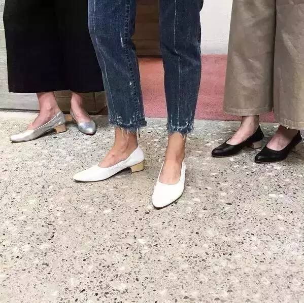 独家探秘，隐藏在繁华中的安德玛鞋坊——最新鞋款揭秘