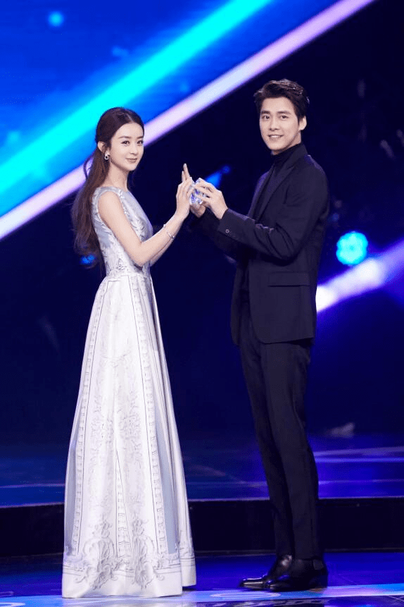 赵丽颖星光之夜荣誉背后的日常与友情颂歌，最新奖项揭晓