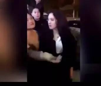 揭秘时尚潮流背后的故事，扒小三衣服视频引发社会观察热议