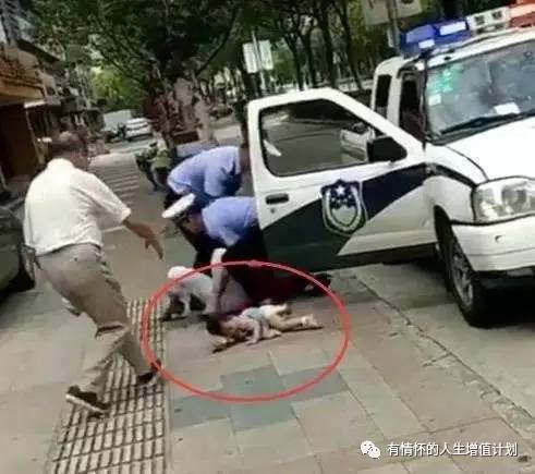 交警抱摔女子事件后的意外发现，小巷深处的独特风味探索