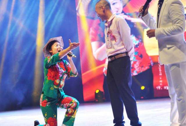 独家揭秘，草帽姐最新美照展现乡村风采的魅力瞬间（附日期）