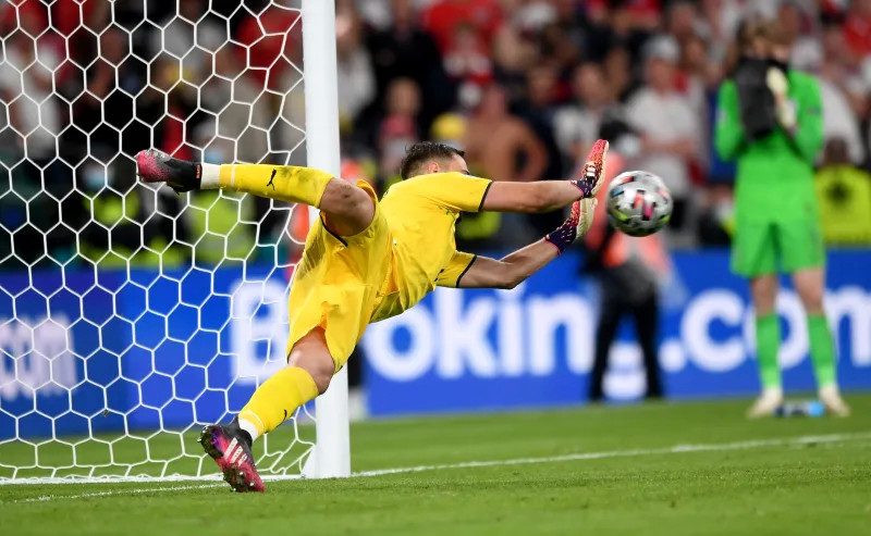 欧洲杯狂欢月，足球、友情与家的温馨故事闪耀荧屏