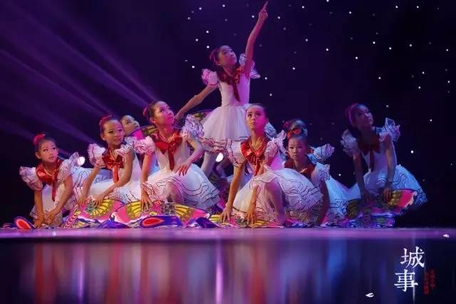 历史上的11月10日，幼儿花环舞蹈绚丽瞬间——最新视频分享