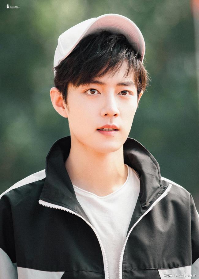 肖战引领科技潮流，最新直播现场揭秘高科技产品体验之旅