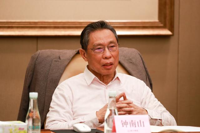 钟南山院士非凡历程与传奇，健步如飞八旬翁现身历史舞台的励志故事