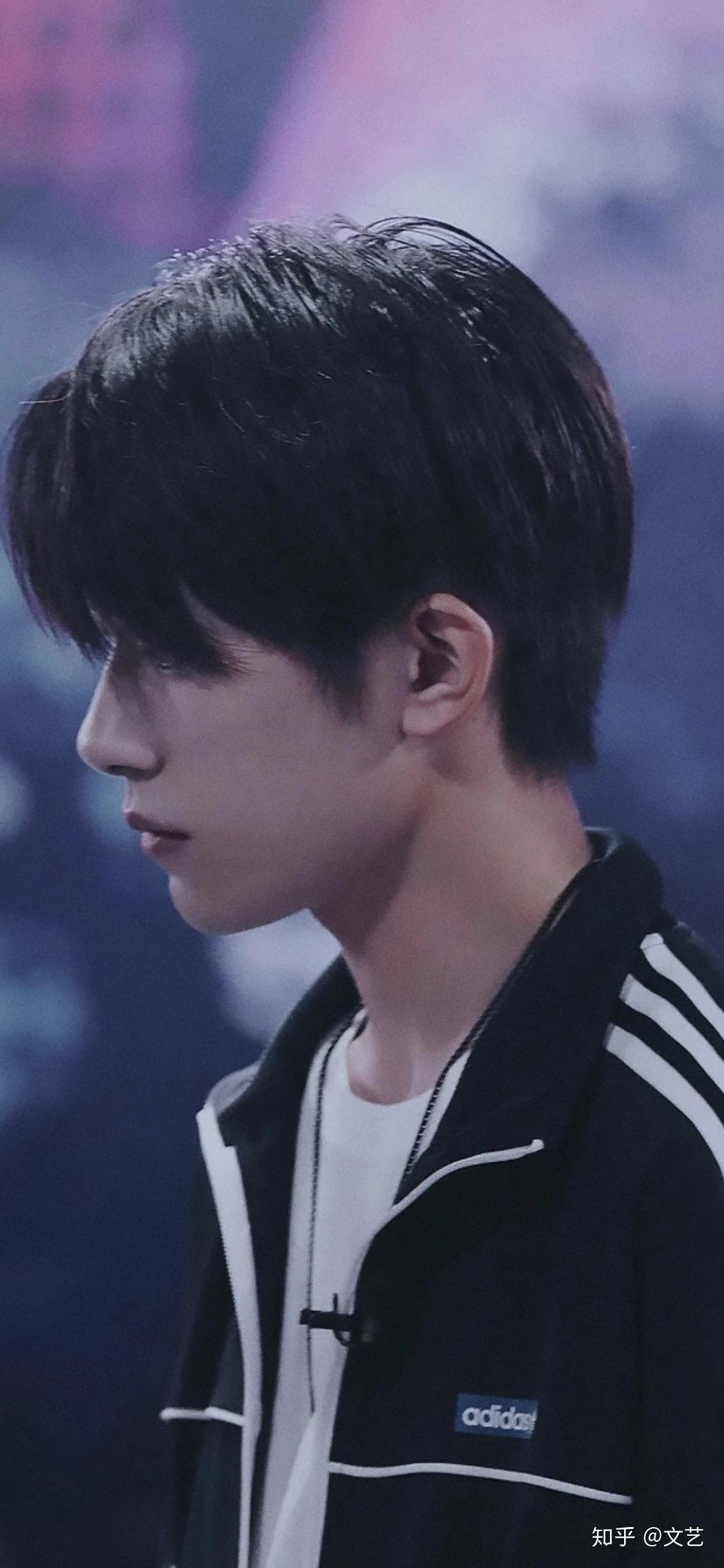 易烊千玺最新照片展现自信与成就感，激发无限正能量！