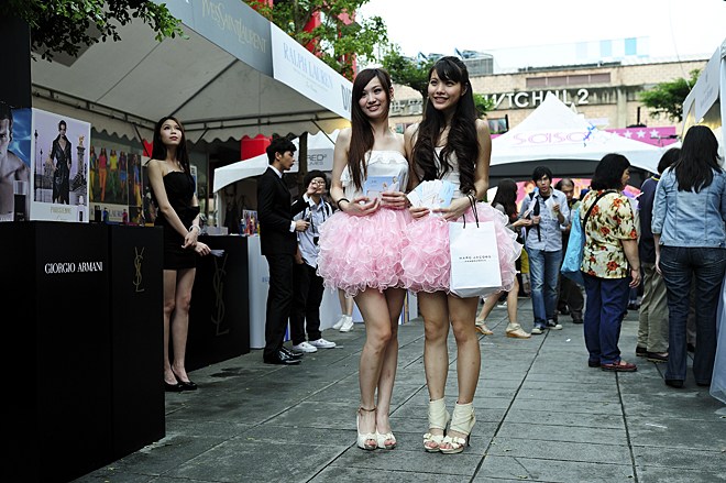 揭秘刘源在11月的最新动态，特色小店背后的巷弄秘境风情