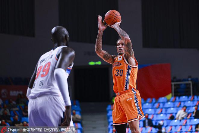 迈克尔比斯利，篮球、友情与家的温馨日常新篇章（11月13日最新消息）