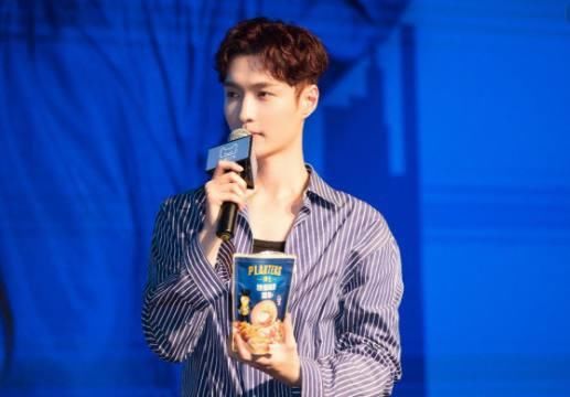 张艺兴最新专辑写真，自然美景之旅的鼓舞与探寻历程揭秘日（11月14日）