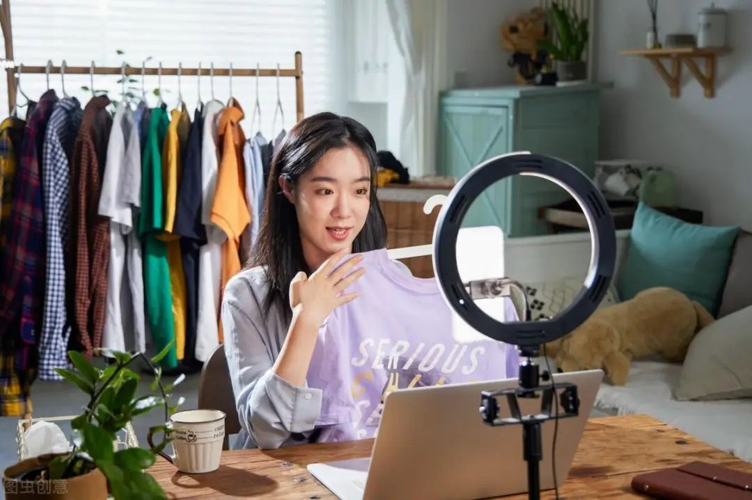 历史上的11月14日，电商新纪元启航日，电商岗位新动态追梦者的启程时刻