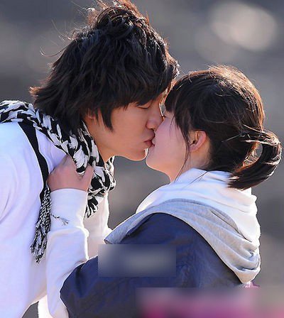 盘点往年11月15日热门吻戏视频，情感交织的瞬间回顾