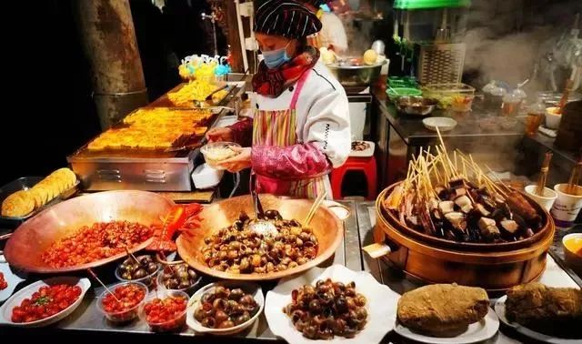 探秘热门地摊小吃背后的秘密，火爆排队背后的美食诱惑（最新更新）