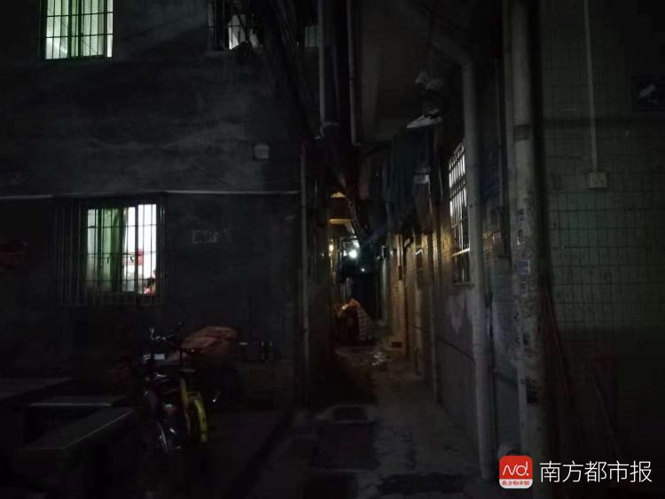 历史上的11月16日凤凰秀独家揭秘小巷深处的秘密宝藏