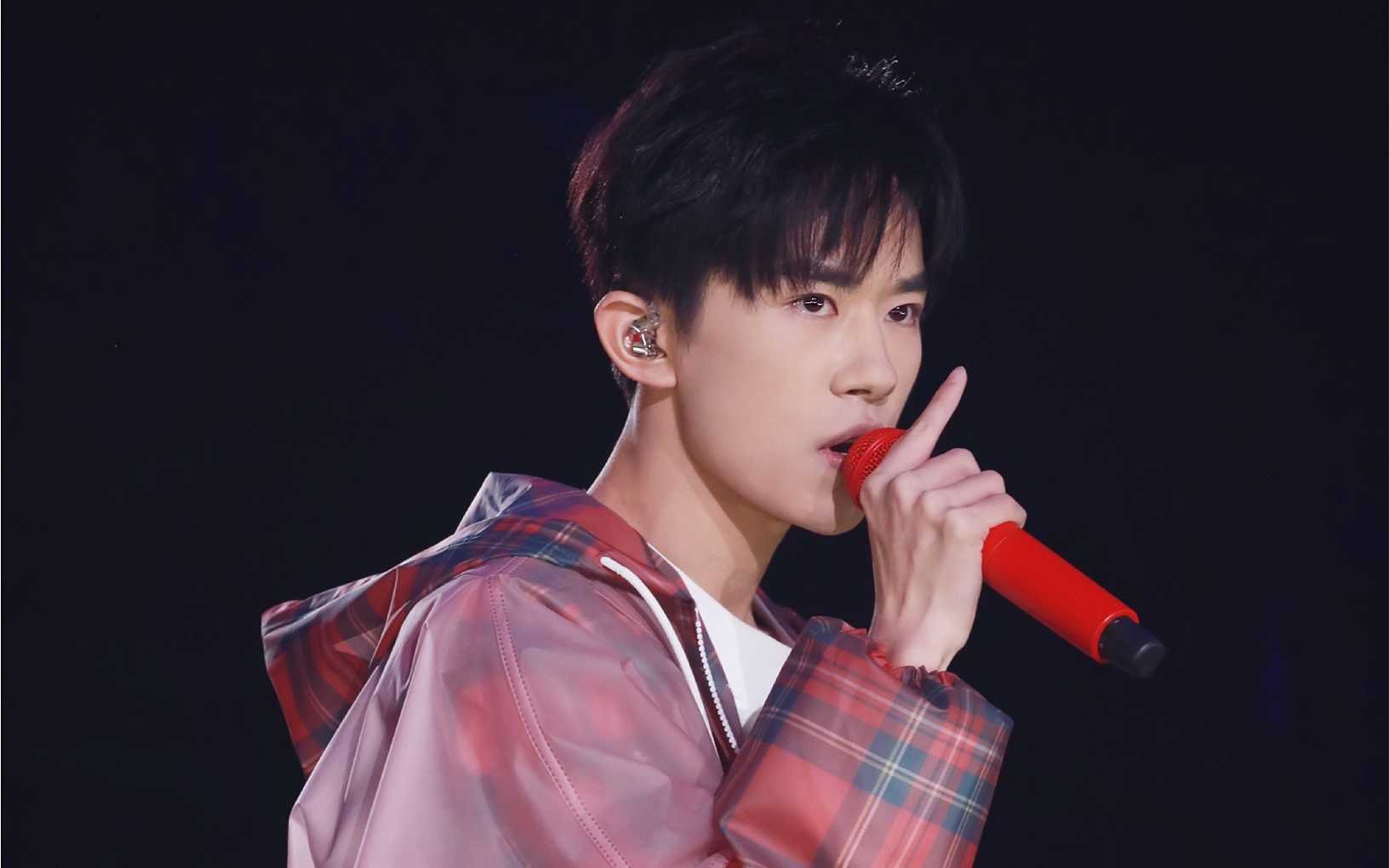 揭秘易烊千玺最新街拍背后的科技新星与高科技产品盛宴，历史上的11月17日回顾