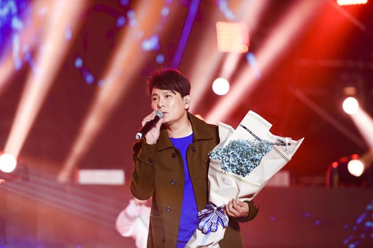 秦霄贤穿搭进化史，时尚点燃希望，自信成就梦想之路