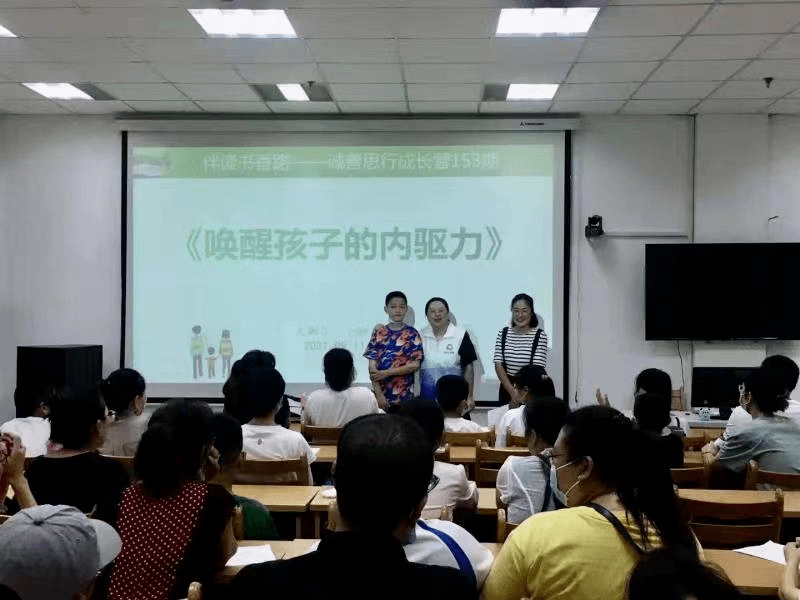 荣成小时工的逆袭之路，学习变化铸就自信与成就