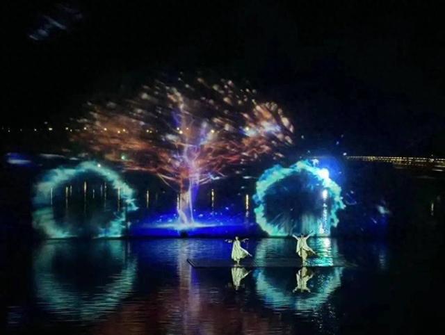 光影璀璨之夜，2024年11月10日实时光影与学习变革的自信之光