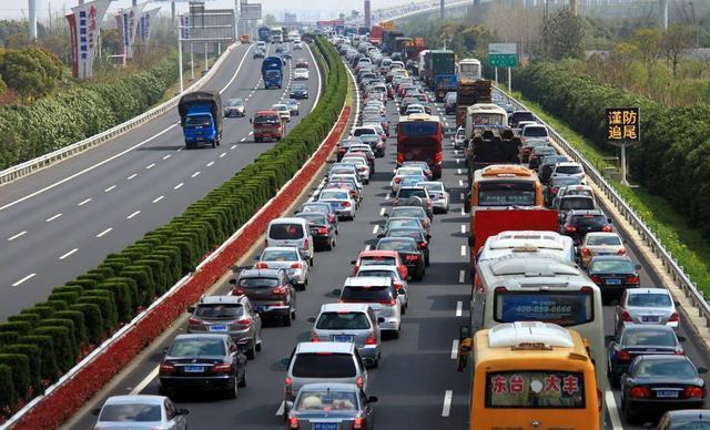 青海交警历史上的11月10日，领略自然美景，心灵之旅启程