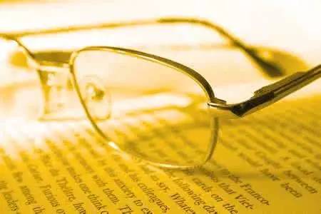 实时翻译眼镜下的奇幻世界，书本内容的日常趣事探索