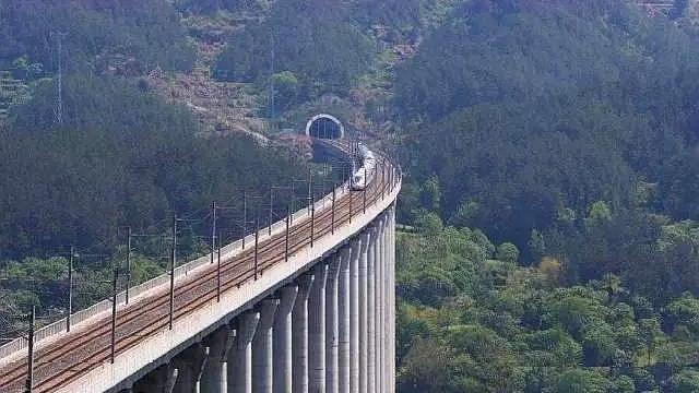 T180列车实时动态，穿越大地的钢铁巨龙行进中