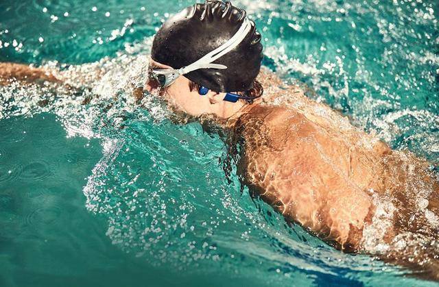 泳池音乐之旅，最佳泳池耳机体验指南，畅游畅听无界限