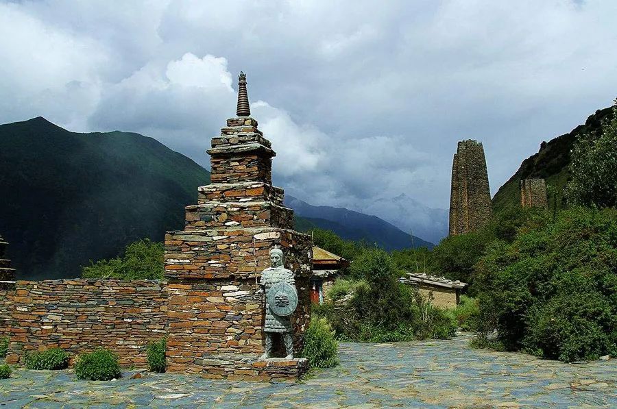 秀巴古堡旅游宣传：西藏秀巴古堡 