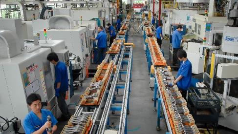 工厂持续投入设备，产业升级与增长的动力引擎