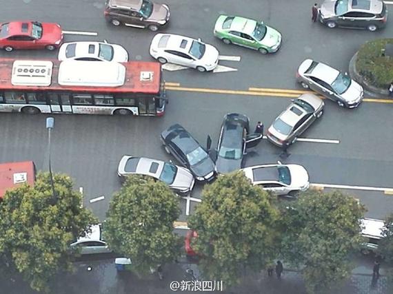 小区门口突发车祸，责任归属大解析！