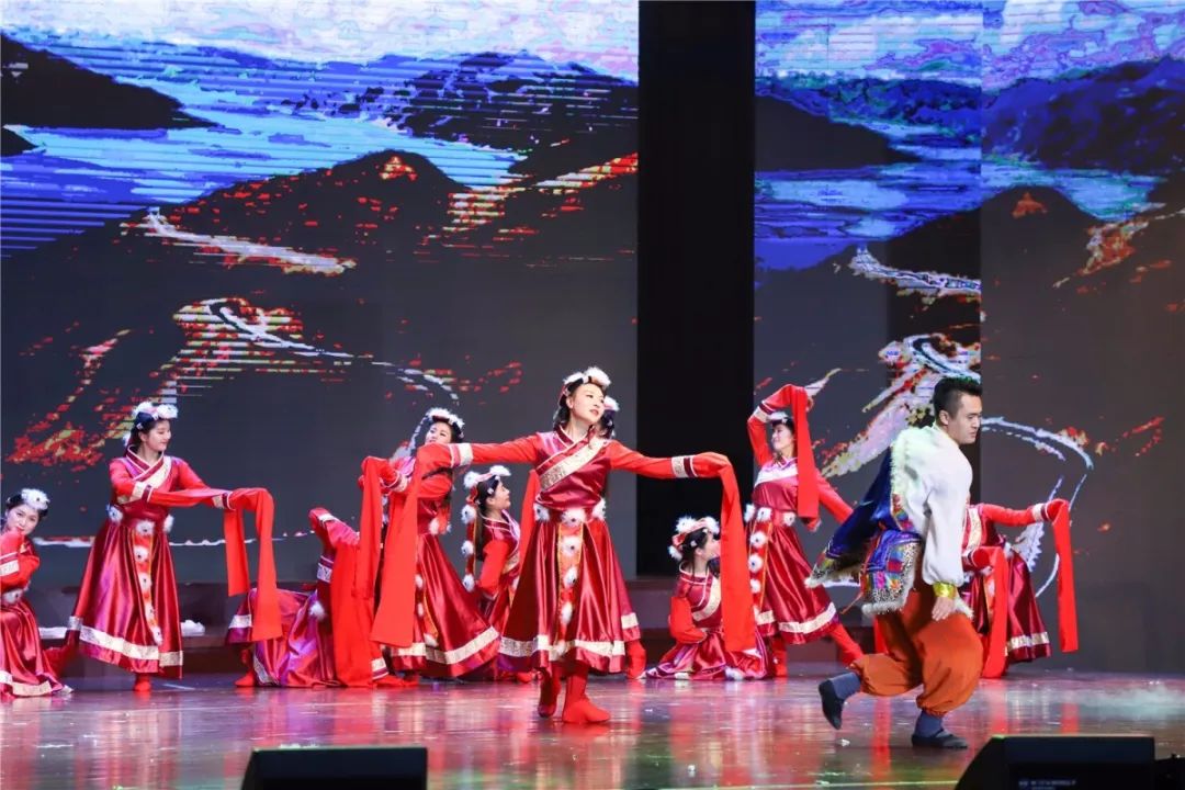 「锅庄舞乐韵与酒香交融的夜晚」