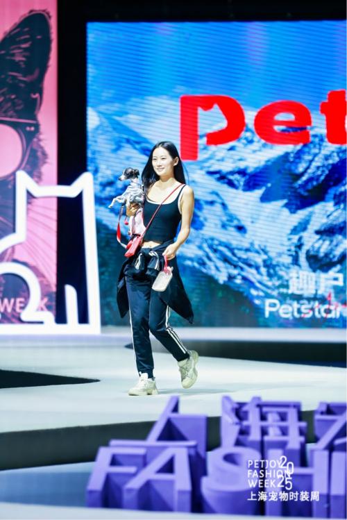 李佳琪引领时尚风潮，新星魅力闪耀全场