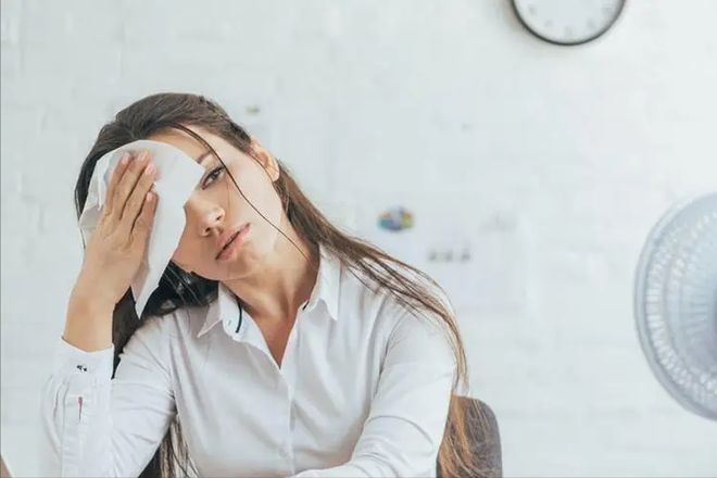 不断出汗心慌：一直冒汗心慌 