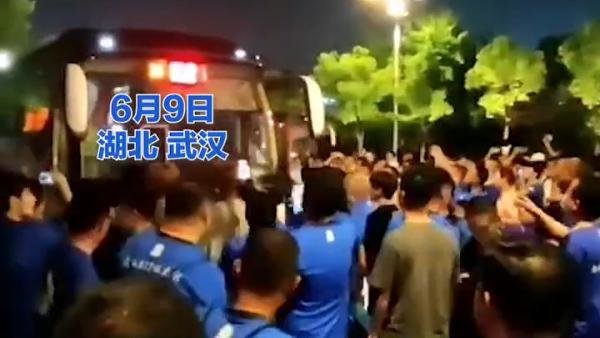 武汉球迷突发心梗事件，体育热情背后的健康警示